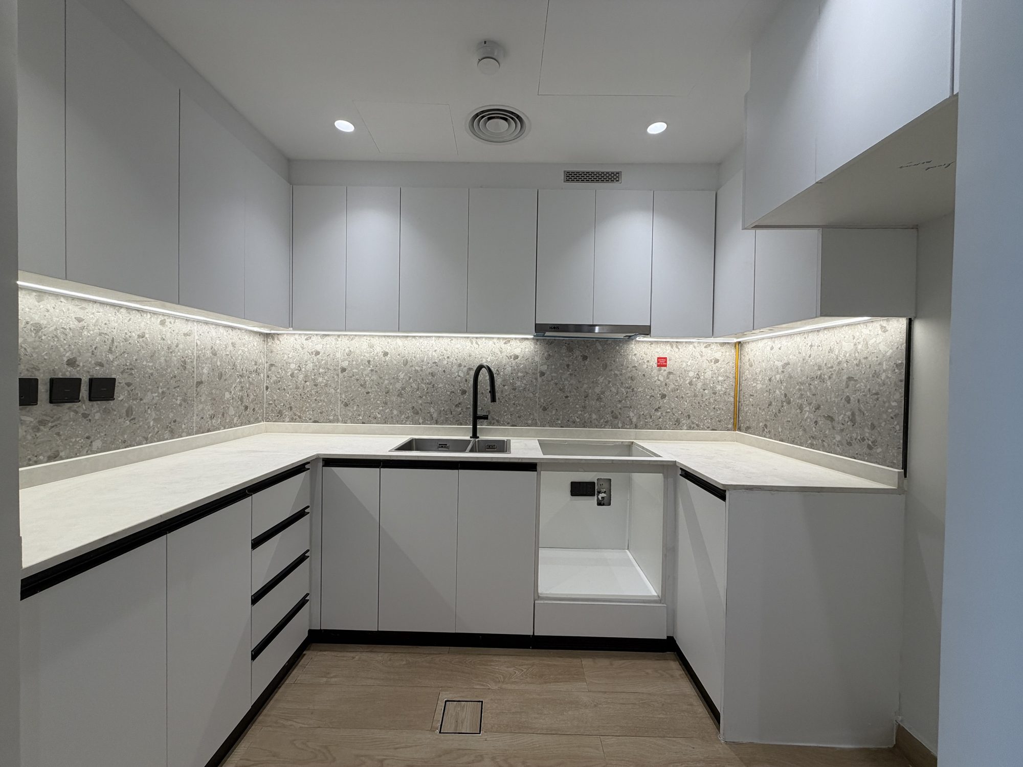 Brand New 2 Bedroom Apartment for Rent in JVT | High Floor | Marina View photo 5