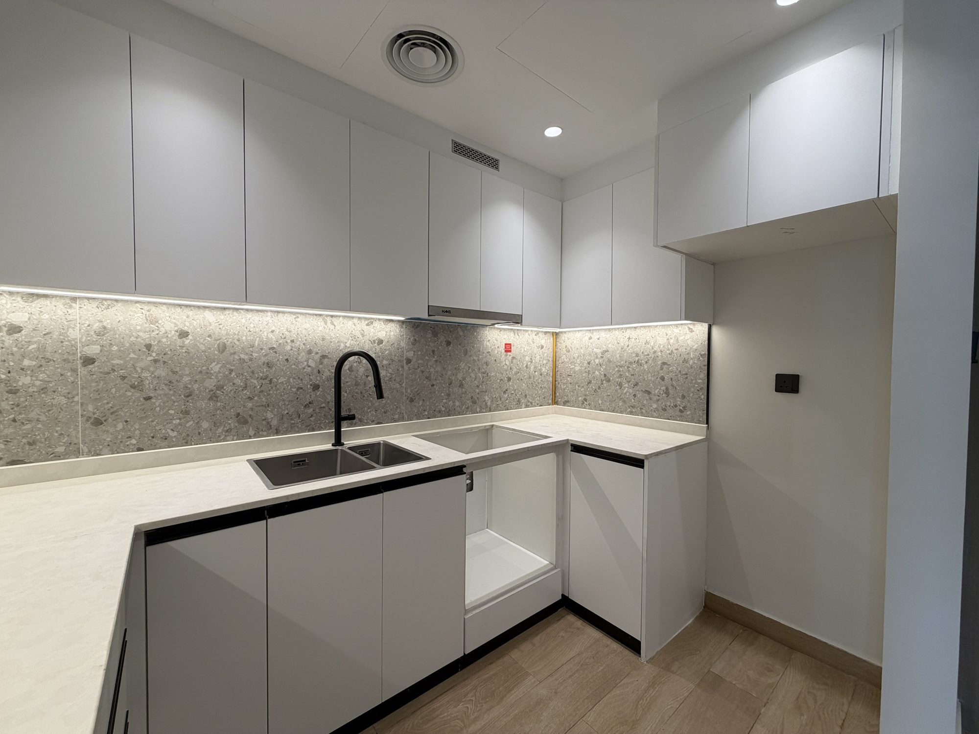 Brand New 2 Bedroom Apartment for Rent in JVT | High Floor | Marina View photo 6